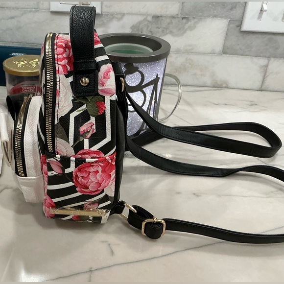 Betsey Johnson Dog Backpack Black Floral BG200BXT NWOT - Picture 2 of 9